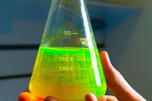 實驗室里用乙醇和濃硫酸反應生成乙烯,再用溴與乙烯反應生成1,2 二溴乙烷,可能存在的主要副反應有 乙